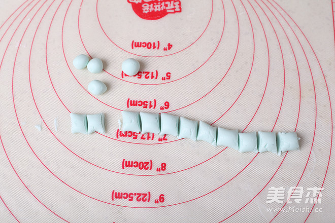 彩色<a href=/shicai/mimian/NuoMi/index.html target=_blank><u>糯米</u></a>小圆子的做法