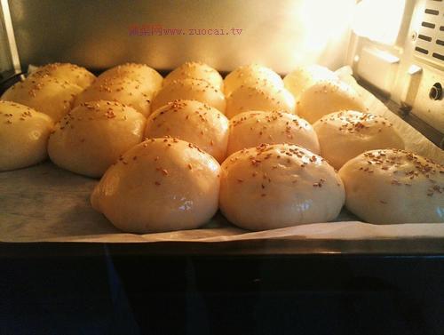 <a href=/shicai/mimian/HongDou/index.html target=_blank><u>红豆</u></a>沙小餐包的做法
