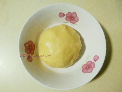 豆沙<a href=/shicai/shucai/NanGua/index.html target=_blank><u>南瓜</u></a>饼的做法