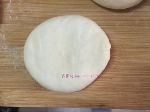 豆沙<a href=/shicai/mimian/MianBao/index.html target=_blank><u>面包</u></a>的做法