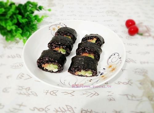 <a href=/shicai/mimian/HeiMi/index.html target=_blank><u>黑米</u></a>寿司的做法