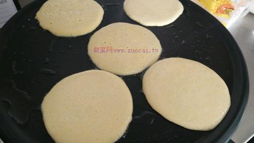 奶香<a href=/shicai/mimian/YuMi/index.html target=_blank><u>玉米</u></a>饼的做法