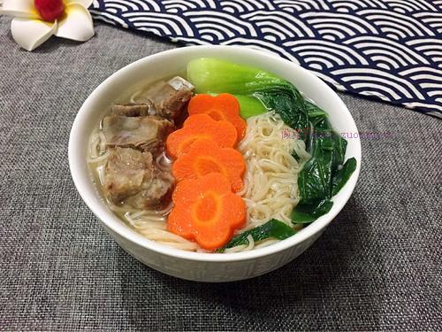 <a href=/shicai/rouqin/PaiGu/index.html target=_blank><u>排骨</u></a>汤面的做法