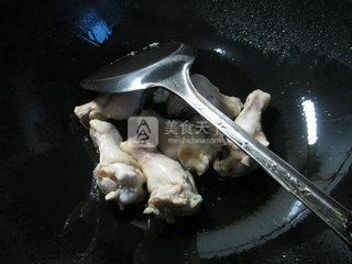 咖喱<a href=/shicai/rouqin/JiChi/index.html target=_blank><u>鸡翅</u></a>根煮<a href=/shicai/mimian/FenSi/index.html target=_blank><u>粉丝</u></a>的做法步骤：2