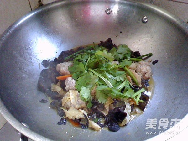 <a href=/shicai/mimian/DouPi/index.html target=_blank><u>豆皮</u></a>烧肉丸的做法