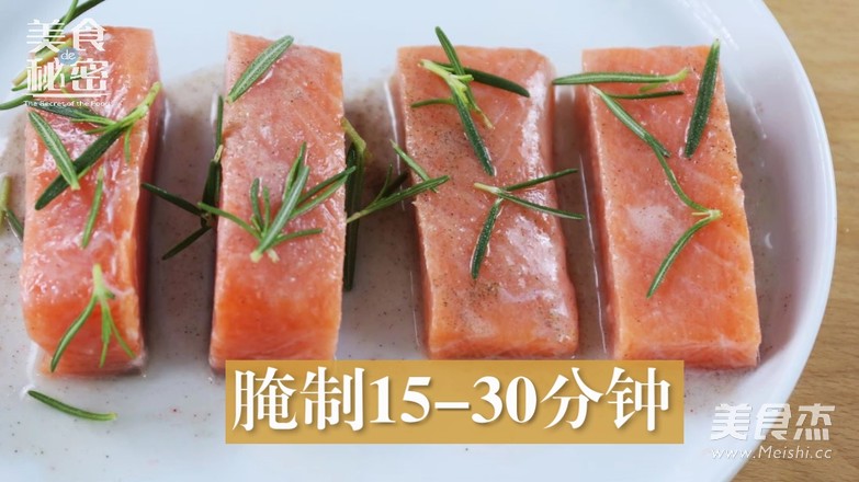 迷迭香煎<a href=/shicai/shuichanpin/SanWenYu/index.html target=_blank><u>三文鱼</u></a>的做法