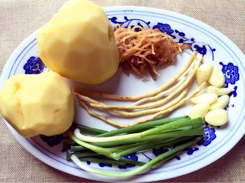 油炸狼牙<a href=/shicai/shucai/TuDou/index.html target=_blank><u>土豆</u></a>的做法