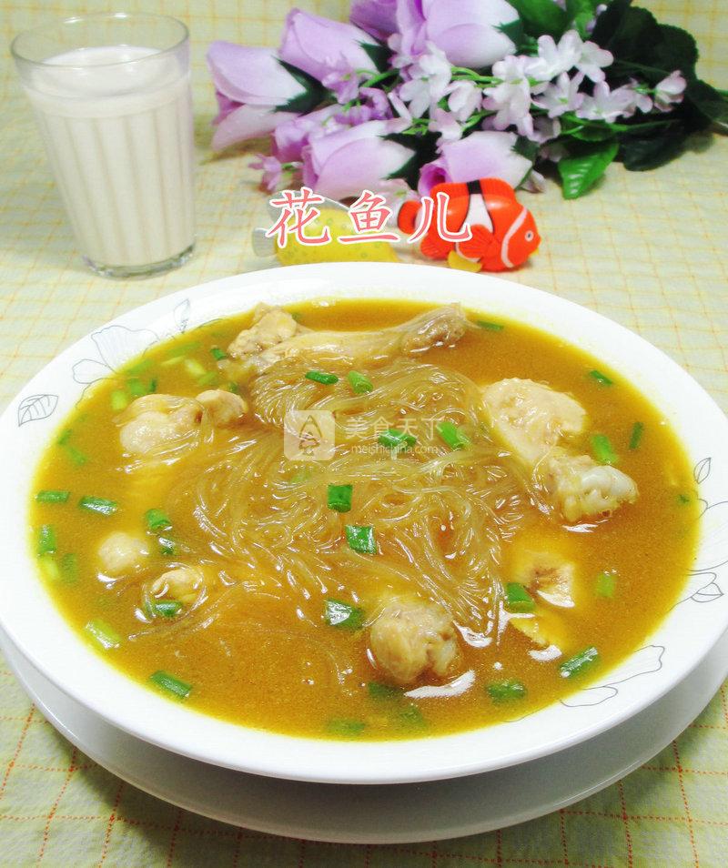 咖喱<a href=/shicai/rouqin/JiChi/index.html target=_blank><u>鸡翅</u></a>根煮<a href=/shicai/mimian/FenSi/index.html target=_blank><u>粉丝</u></a>的做法