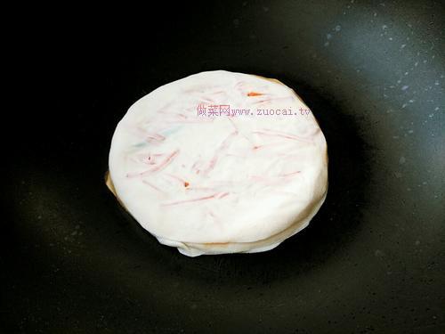 <a href=/shicai/mimian/JiaoZiPi/index.html target=_blank><u>饺子皮</u></a>版的菜饼的做法