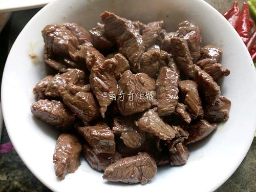 酱爆<a href=/shicai/rouqin/NiuRou/index.html target=_blank><u>牛肉</u></a>粒的做法