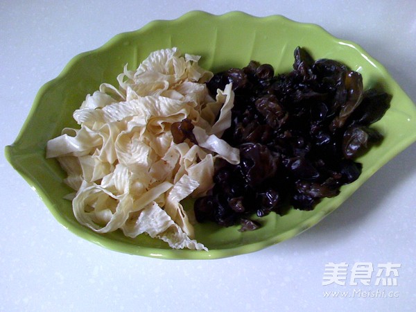 <a href=/shicai/mimian/DouPi/index.html target=_blank><u>豆皮</u></a>烧肉丸的做法