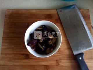 <a href=/shicai/shucai/XiangGu/index.html target=_blank><u>香菇</u></a>蒸鸡的做法步骤：2