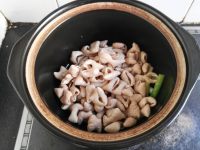 酸菜肥肠砂锅的做法步骤5