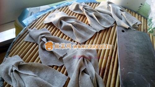 黑<a href=/shicai/mimian/DouZha/index.html target=_blank><u>豆渣</u></a>排叉的做法