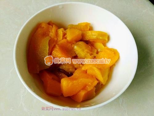  炸<a href=/shicai/shucai/NanGua/index.html target=_blank><u>南瓜</u></a>黍子饼的做法