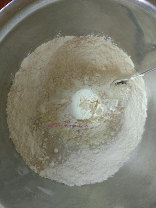 夹心<a href=/shicai/mimian/MianBao/index.html target=_blank><u>面包</u></a>包子的做法