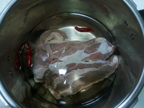 酱<a href=/shicai/rouqin/NiuRou/index.html target=_blank><u>牛肉</u></a>的做法