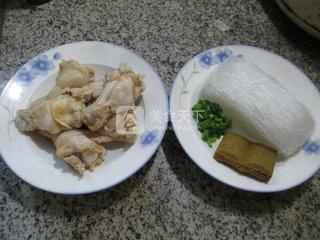 咖喱<a href=/shicai/rouqin/JiChi/index.html target=_blank><u>鸡翅</u></a>根煮<a href=/shicai/mimian/FenSi/index.html target=_blank><u>粉丝</u></a>的做法步骤：1