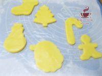 圣诞<a href=/shicai/diaoweipin/dang/index.html target=_blank><u>糖</u></a>霜饼干的做法步骤13