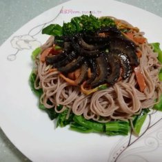 海参拌荞麦面的做法