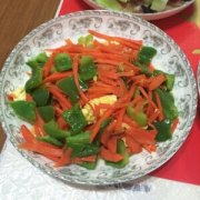 【青椒胡萝卜炒鸡蛋】青椒胡萝卜炒鸡蛋的功效与作用_青椒胡萝卜炒鸡