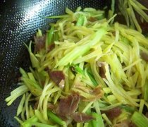 【土豆丝炒芹菜的做法】土豆丝炒